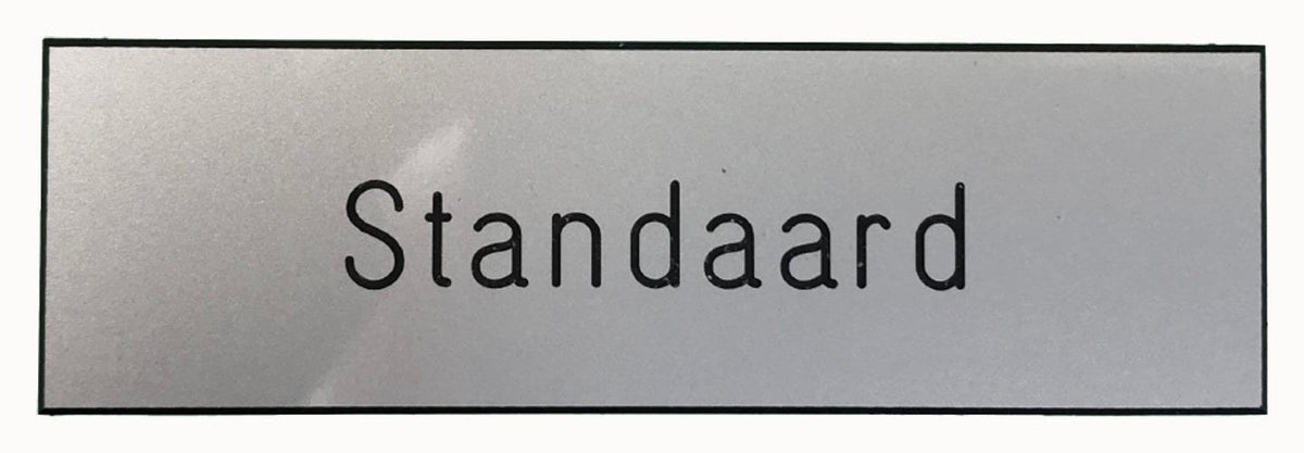 Zilverkleurig gegraveerd naambordje in de standaardletter