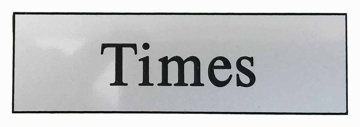 Zilverkleurig gegraveerd naambordje in de letter Times