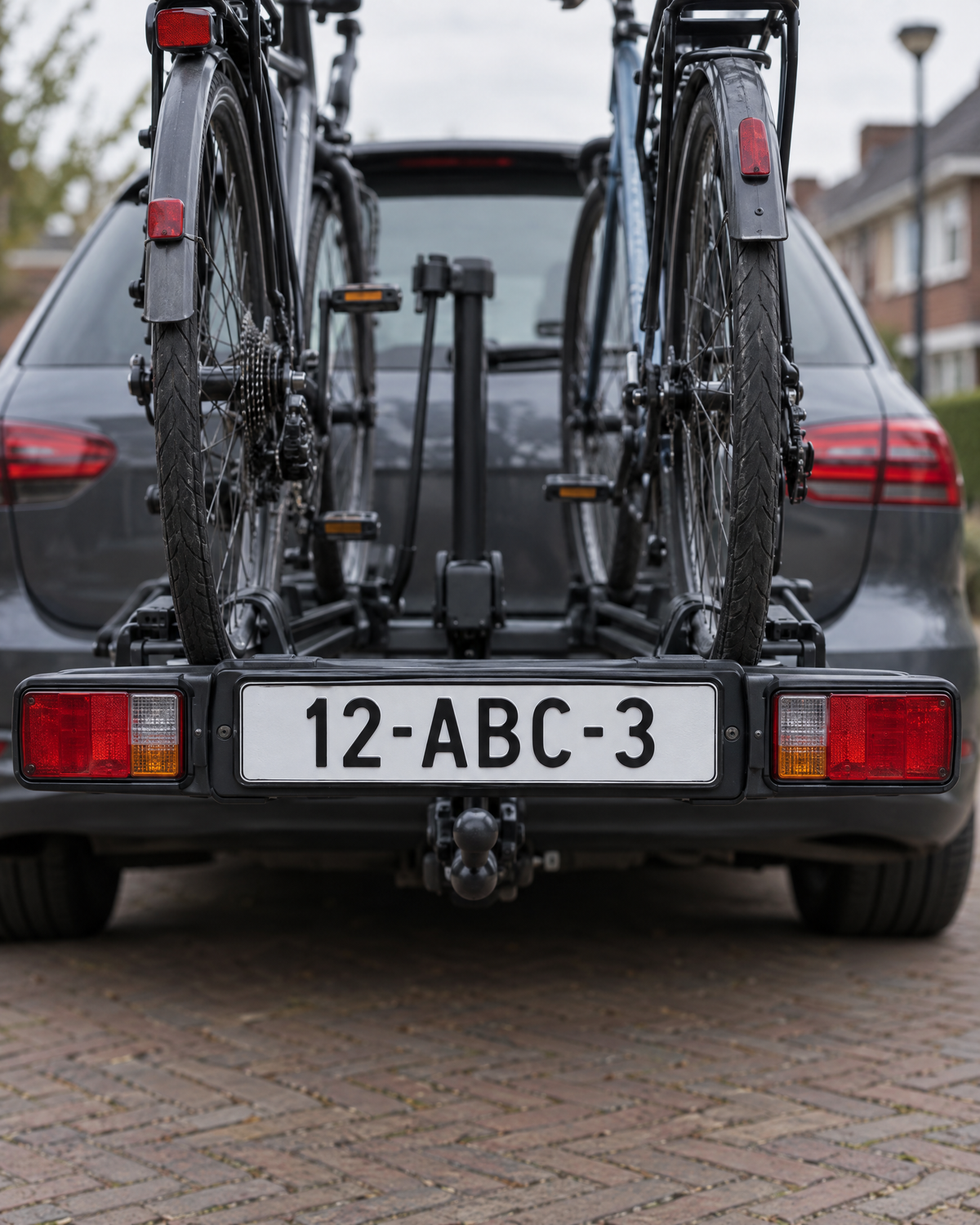 Witte kentekenplaat op een fietsendrager